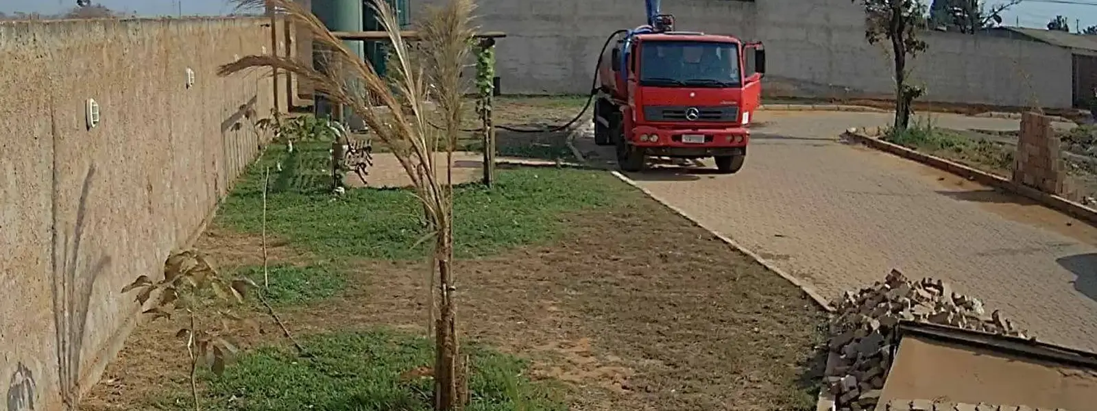 Caminhão pipa da Merma em atendimento na Grande Ilha de São Luís