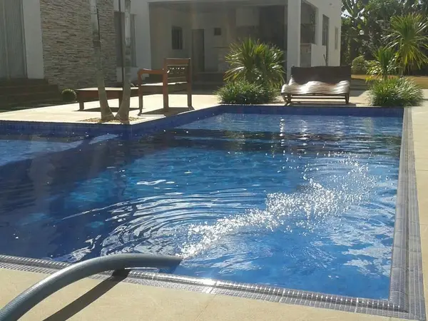 Piscina de alvenaria em residência recebendo água pela mangueira em São Luís - MA