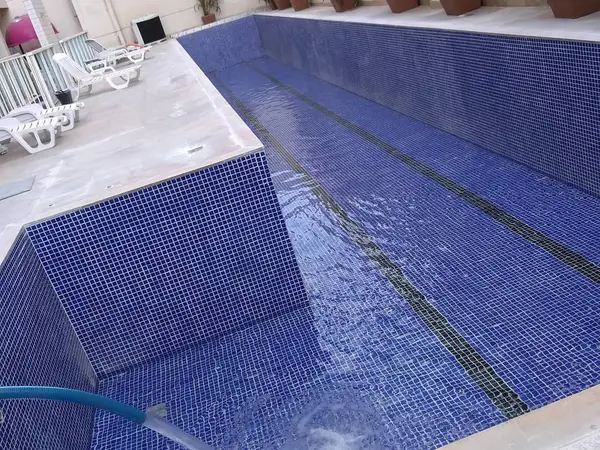 Piscina de pastilha azul em condomínio sendo enchida em São Luís - MA