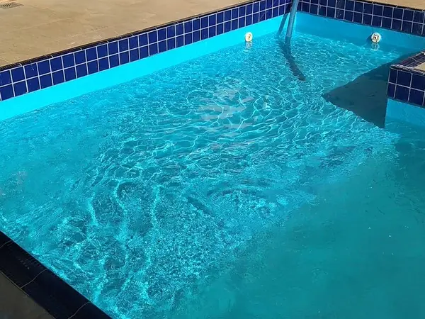 Piscina com água cristalina após o abastecimento em São Luís - MA