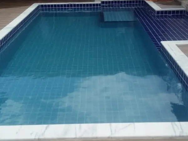 Piscina retangular sendo enchida em São Luís - MA