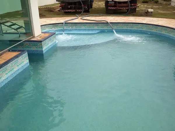 Dois caminhões pipa abastecendo piscina residencial em São Luís - MA