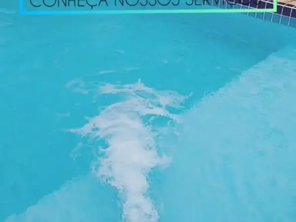 Jato de água enchendo piscina azul em São Luís - MA