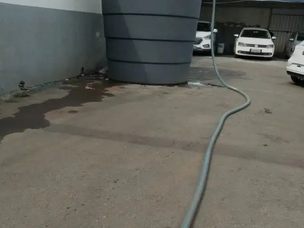 Mangueira abastecendo caixa d'água de polietileno em São Luís - MA