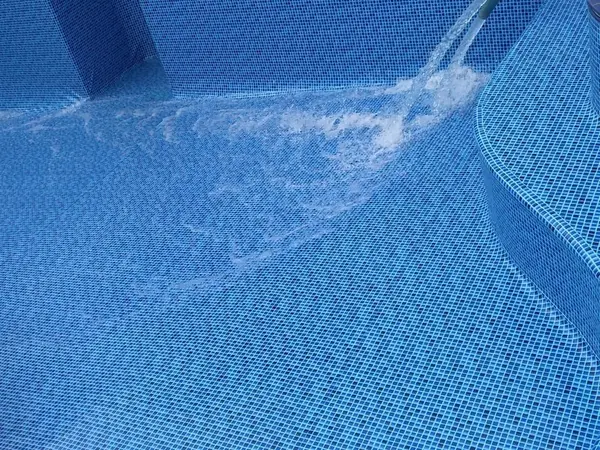 Mangueira despejando água em piscina de pastilhas em São Luís - MA