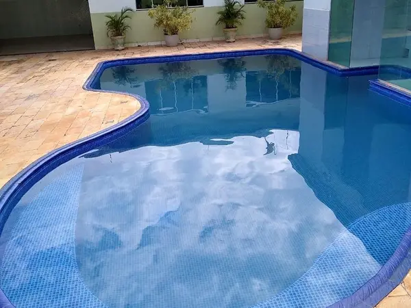 Piscina de formato orgânico com água limpa em São Luís - MA