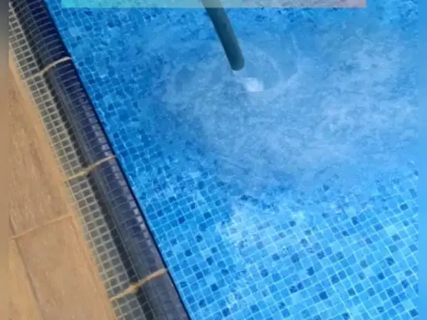 Mangueira enchendo piscina de pastilhas em São Luís - MA