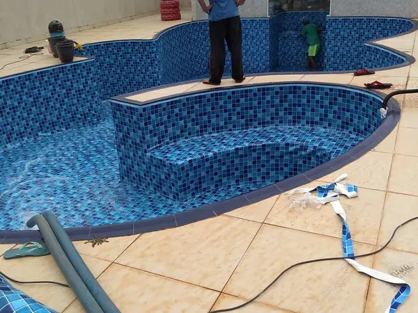 Piscina com prainha recebendo água em São Luís - MA