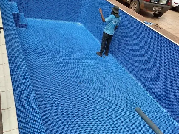 Piscina vazia sendo preparada para o enchimento em São Luís - MA