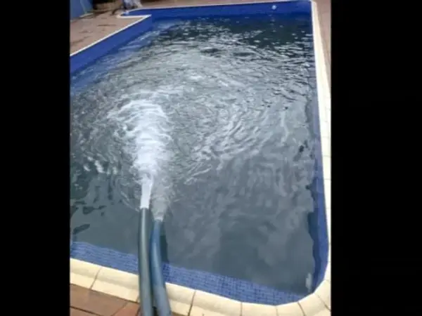 Jato de água enchendo piscina em São Luís - MA