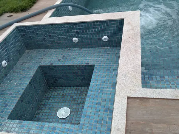 Piscina com spa sendo enchida em São Luís - MA