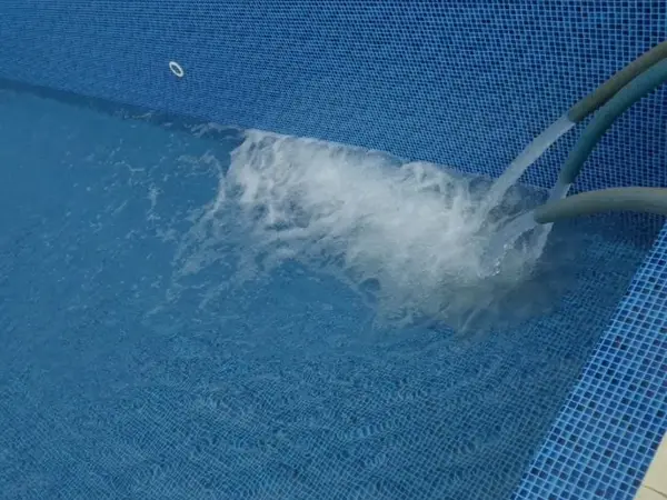 Jato forte de água em piscina de pastilha em São Luís - MA