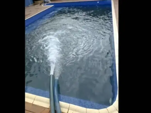 Jato de água enchendo piscina em São Luís - MA