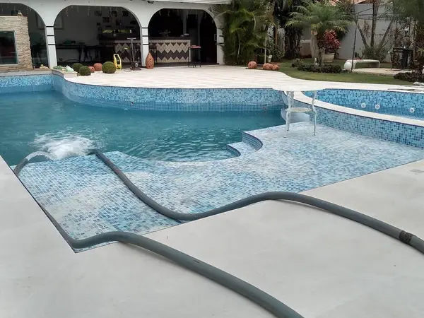 Piscina residencial grande sendo abastecida em São Luís - MA