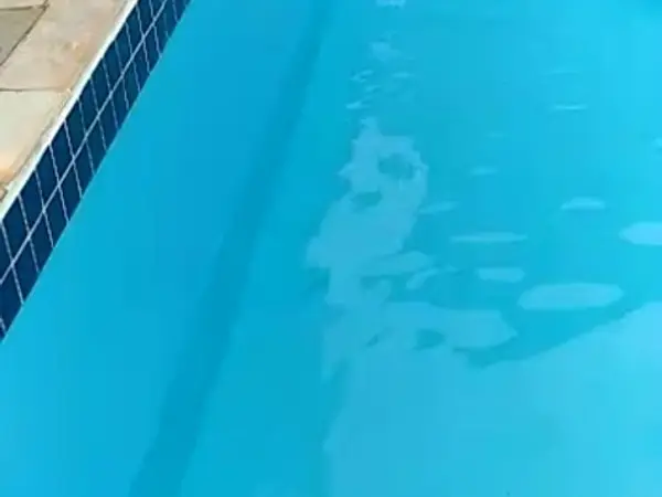 Piscina azul clara cheia em São Luís - MA