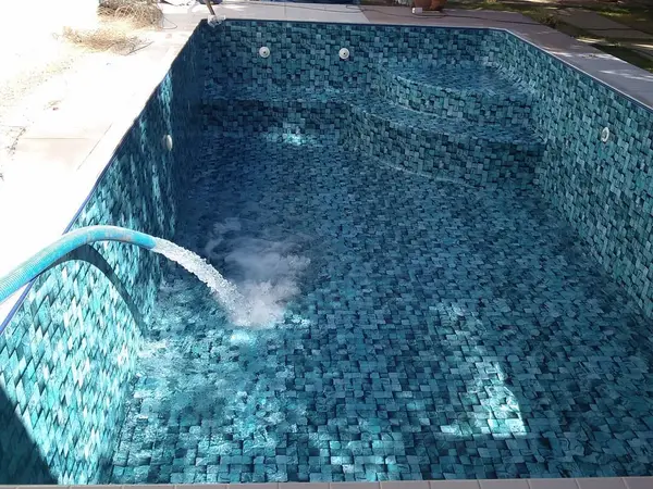 Piscina de pastilha verde sendo enchida em São Luís - MA