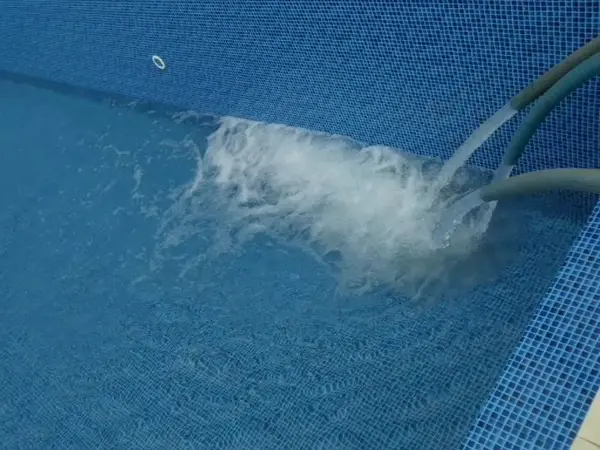 Jato de água em piscina azul em São Luís - MA
