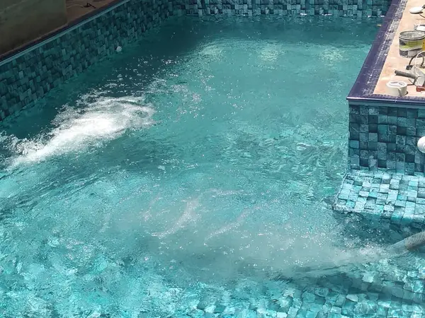 Piscina de pastilha verde sendo enchida em São Luís - MA