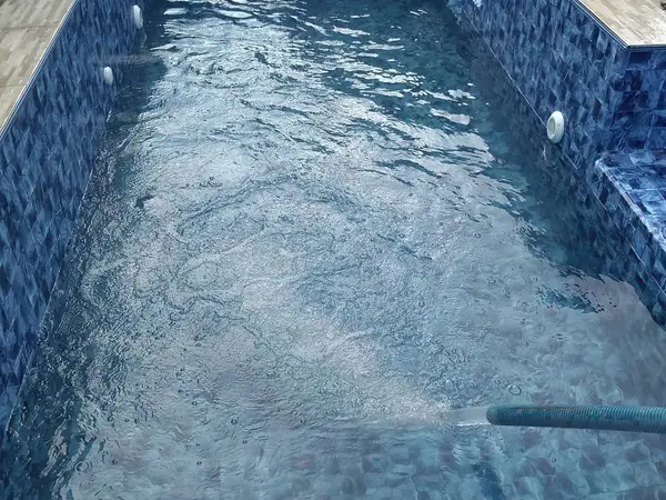 Piscina com água limpa após o enchimento em São Luís - MA