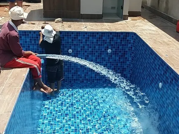 Enchimento de piscina acompanhado pelo cliente em São Luís - MA