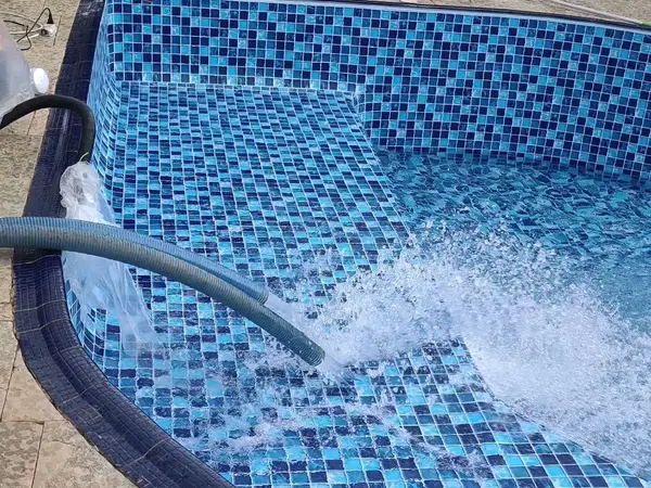 Mangote enchendo piscina residencial em São Luís - MA