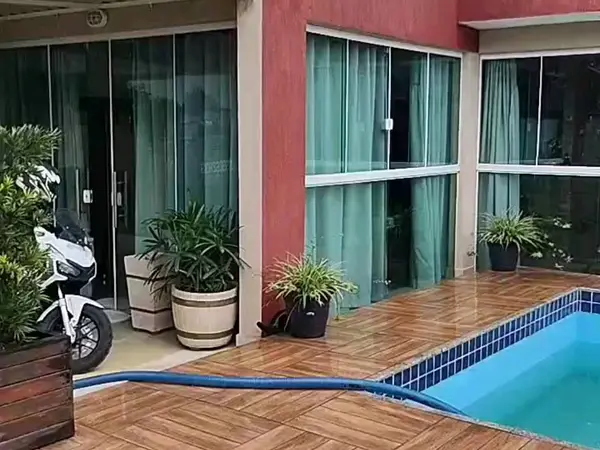 Piscina com deck de madeira em residência em São Luís - MA