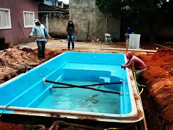 Piscina de fibra sendo instalada e abastecida em São Luís - MA