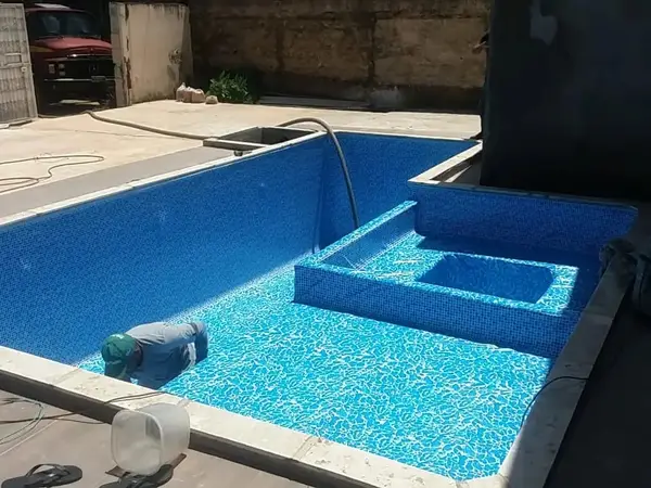 Piscina de pastilha recebendo água em São Luís - MA