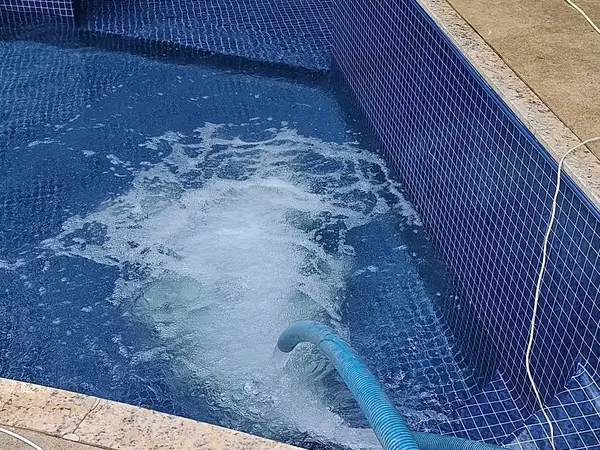 Piscina de pastilha sendo enchida em São Luís - MA