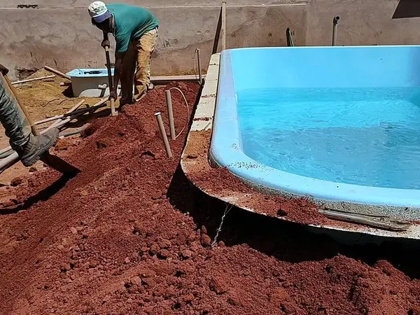 Piscina de fibra em instalação em São Luís - MA