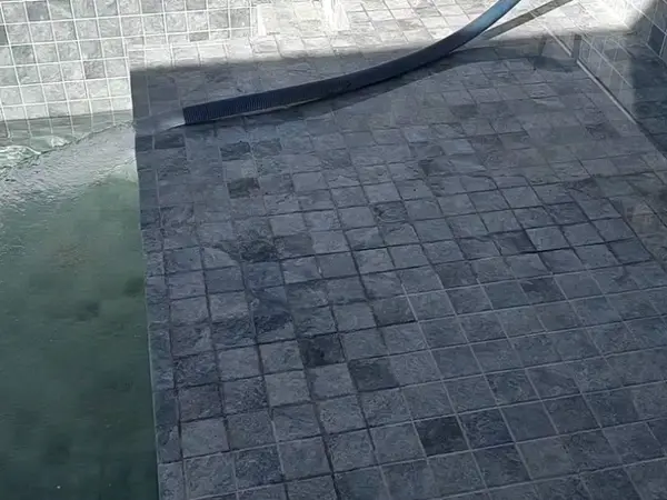 Piscina de porcelanato cinza recebendo água em São Luís - MA