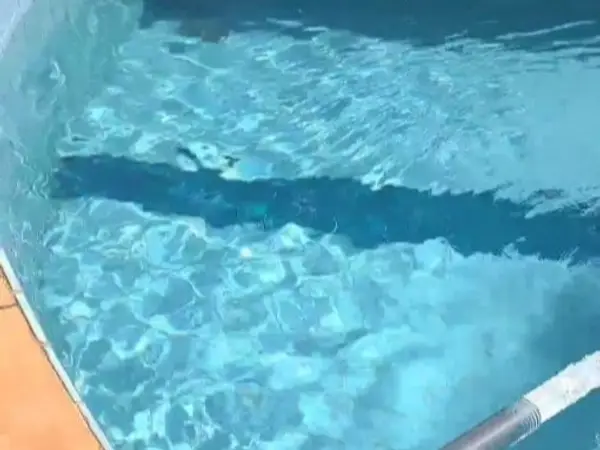 Piscina com água cristalina sendo completada em São Luís - MA