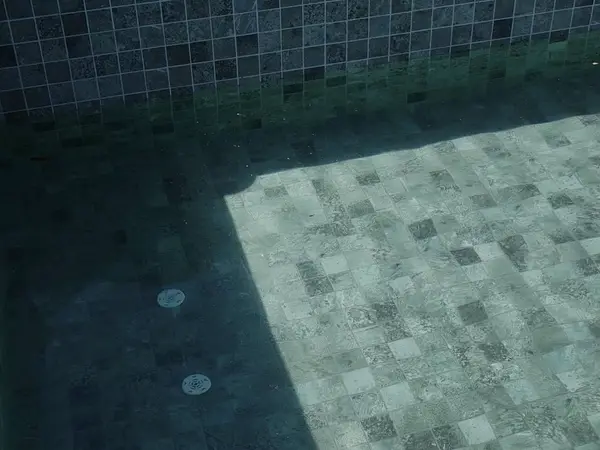 Piscina de porcelanato verde sendo enchida em São Luís - MA