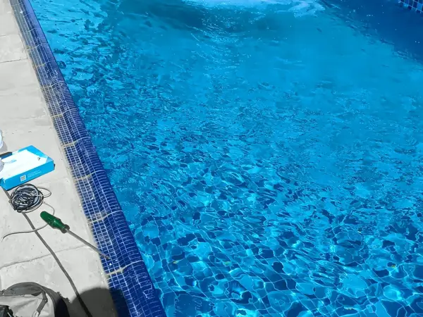 Piscina longa sendo enchida em São Luís - MA
