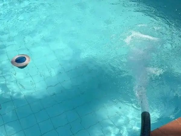 Piscina azul clara recebendo água em São Luís - MA