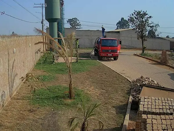 Caminhão pipa abastecendo em área de jardim em São Luís - MA