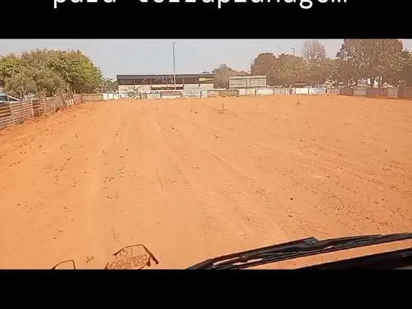 Caminhão pipa molhando terreno para terraplenagem em São Luís - MA