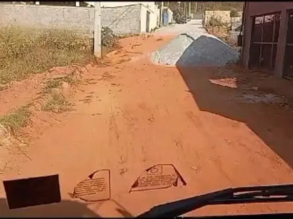 Caminhão pipa em terreno de terra batida em São Luís - MA