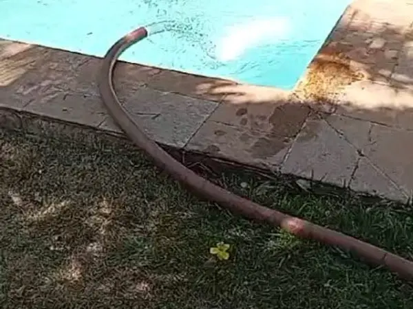 Piscina em área gramada sendo enchida em São Luís - MA