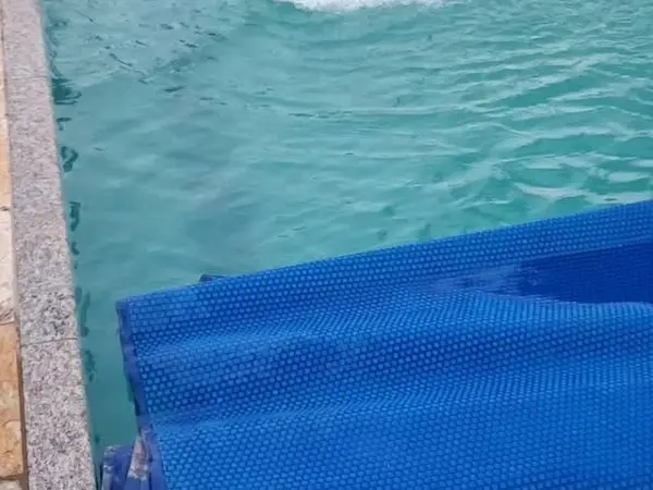 Piscina com capa térmica recebendo água em São Luís - MA