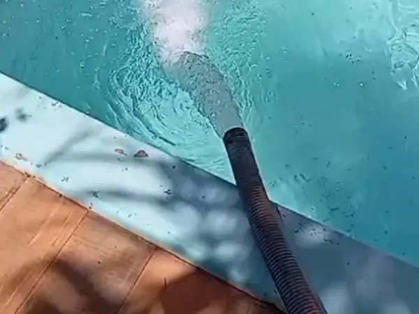 Jato de água em piscina de fibra em São Luís - MA