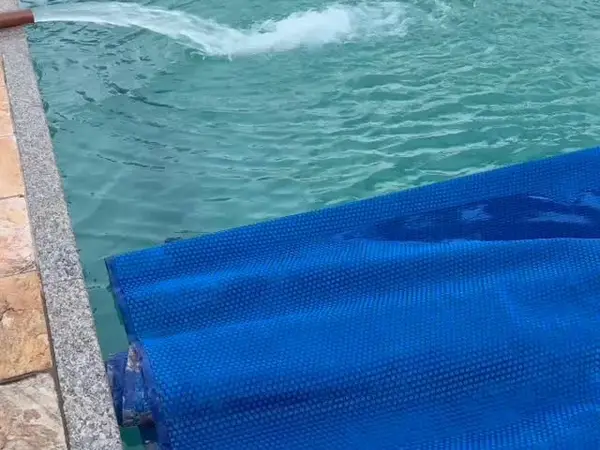Piscina com capa térmica sendo enchida em São Luís - MA