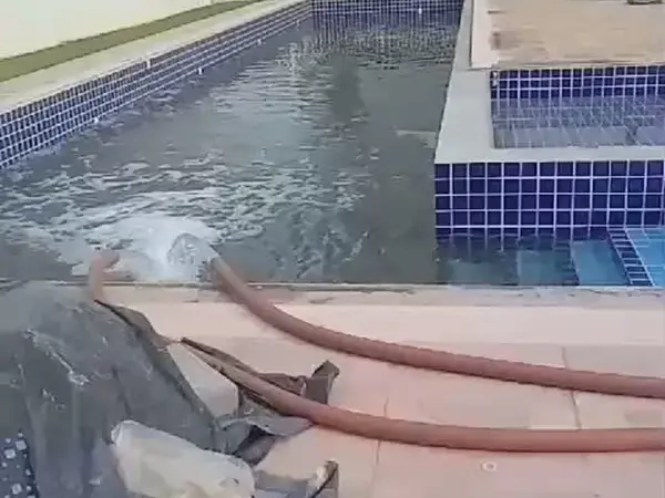 Piscina de condomínio sendo enchida em São Luís - MA