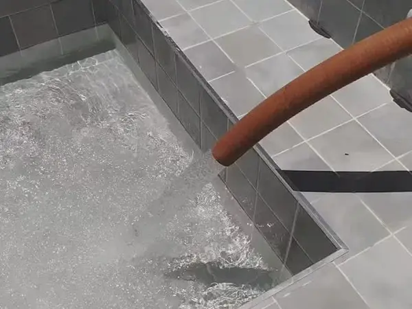 Piscina de porcelanato recebendo água em São Luís - MA