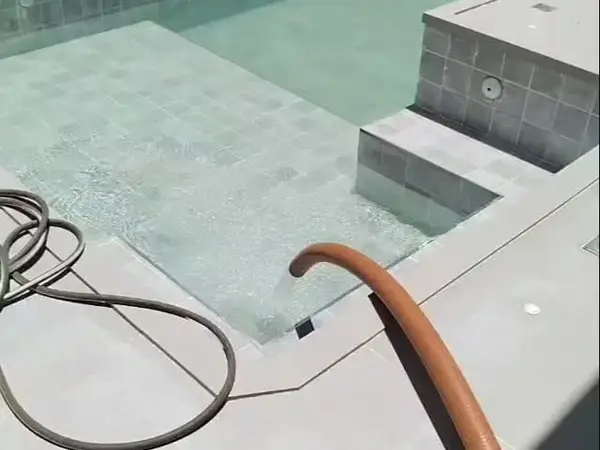 Piscina com spa recebendo água em São Luís - MA