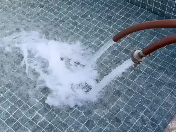 Jato de água em piscina de pastilha cinza em São Luís - MA
