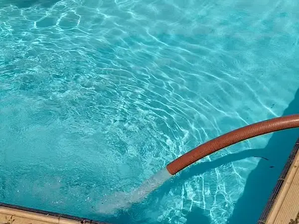 Piscina azul sendo enchida com mangote em São Luís - MA