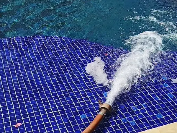 Jato de água em piscina de pastilha azul em São Luís - MA