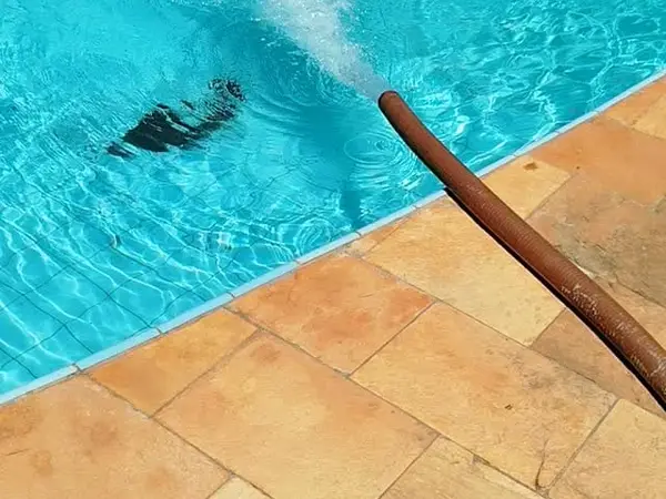 Mangote enchendo piscina azul clara em São Luís - MA