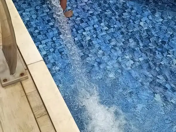 Jato de água em piscina de pastilha em São Luís - MA
